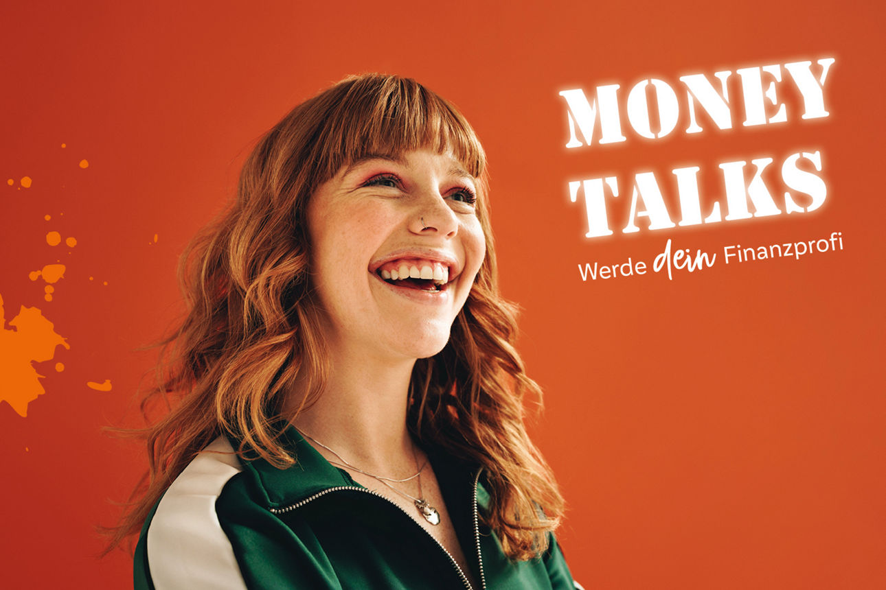 Lächelnde Frau vor einem orangenem Hintergrund mit der Aufschrift "Money Talks. Werde dein Finanzprofi"