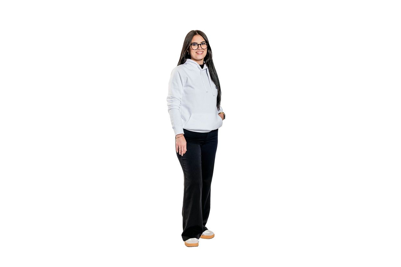Eine lächelnde, junge Frau mit einem weißen Hoodie