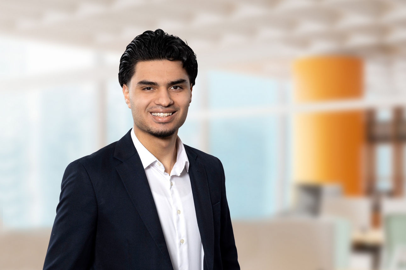 Unser Foto zeigt Privatkundeberater Bertan Özsimsek