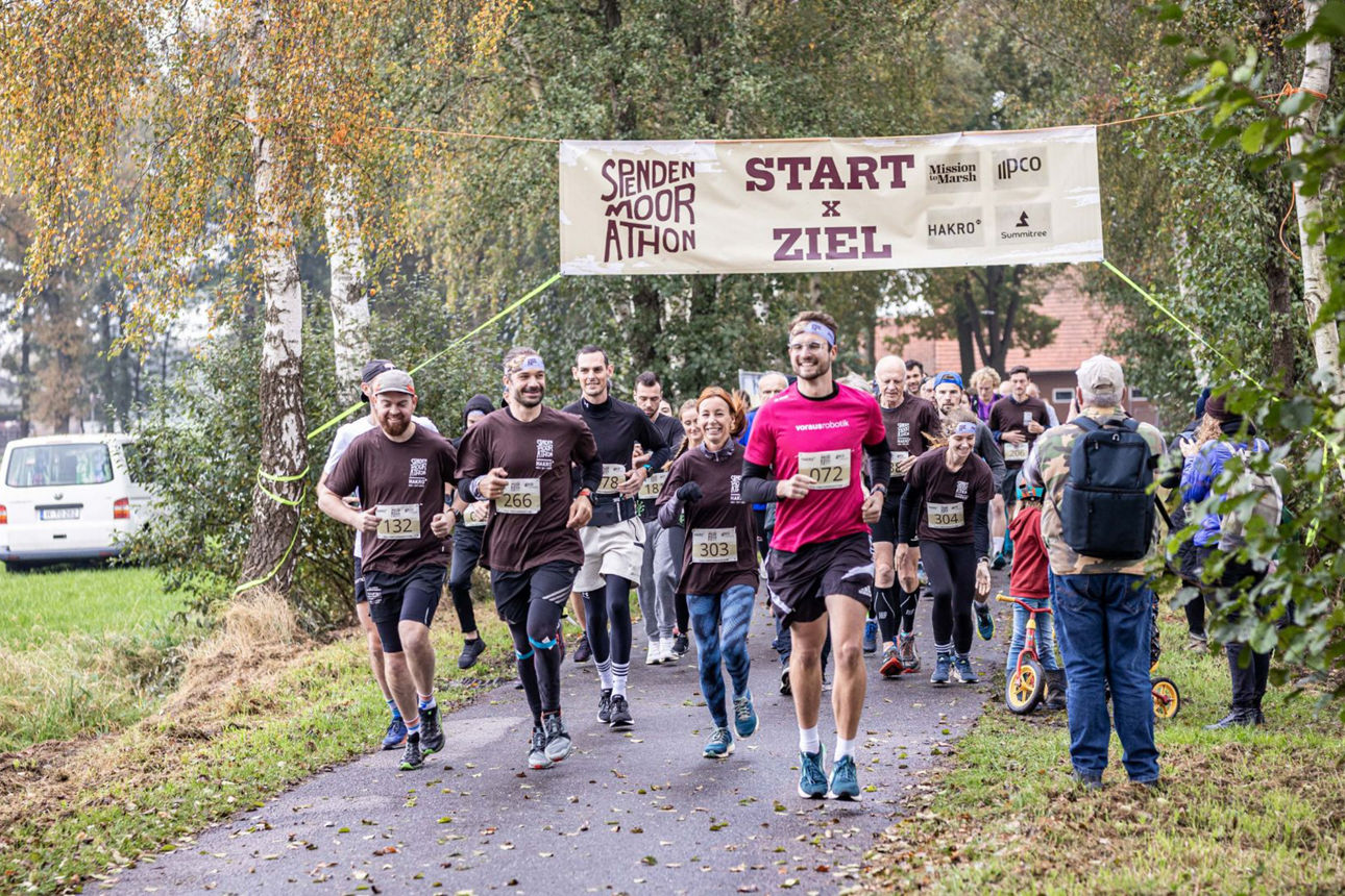 Eine Gruppe Menschen joggt in der Natur