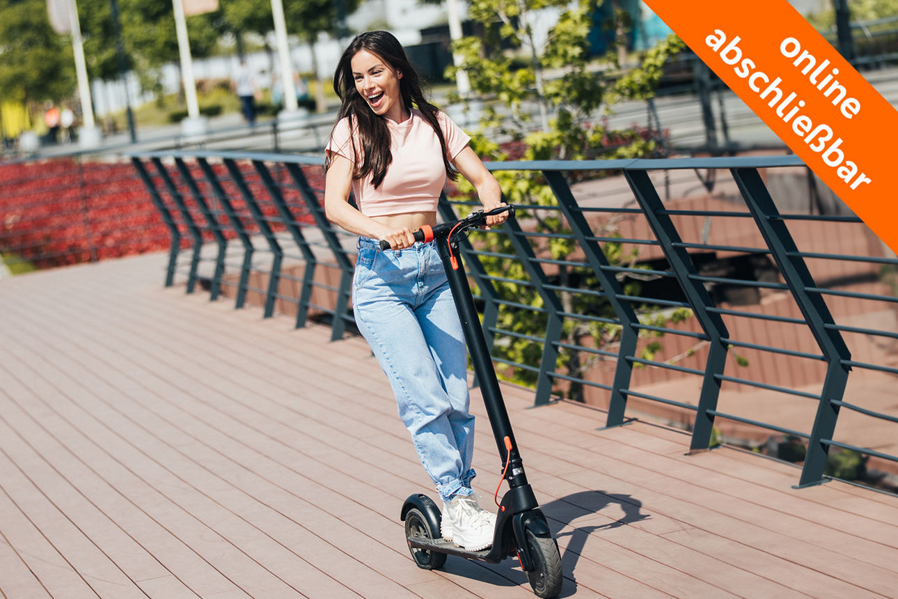 junge Frau fährt E-Scooter