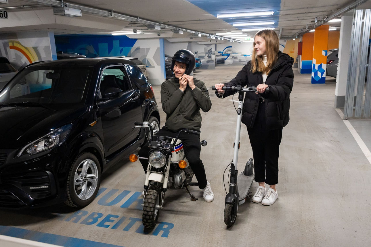 Zwei Jugendliche mit E-Scooter, Moped und Microcar in einer Garage