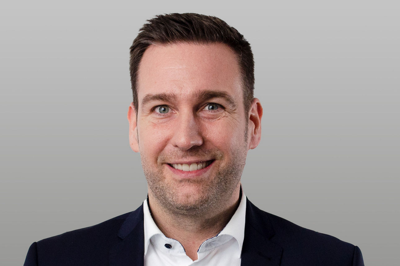 Privatkundenberater Jan Morgenweg vor grauen Hintergrund