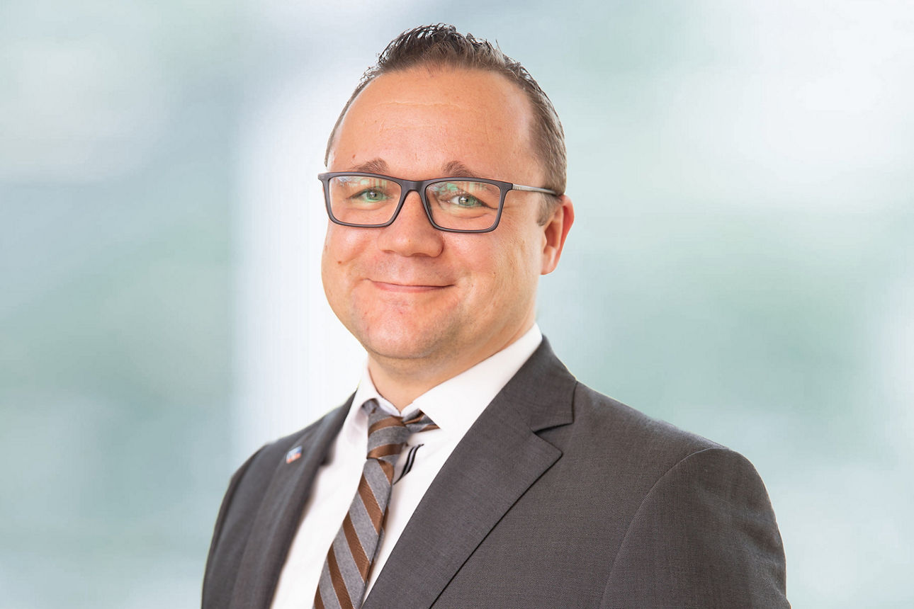 Portraitaufnahme unseres Kollegen Christopher Mossell