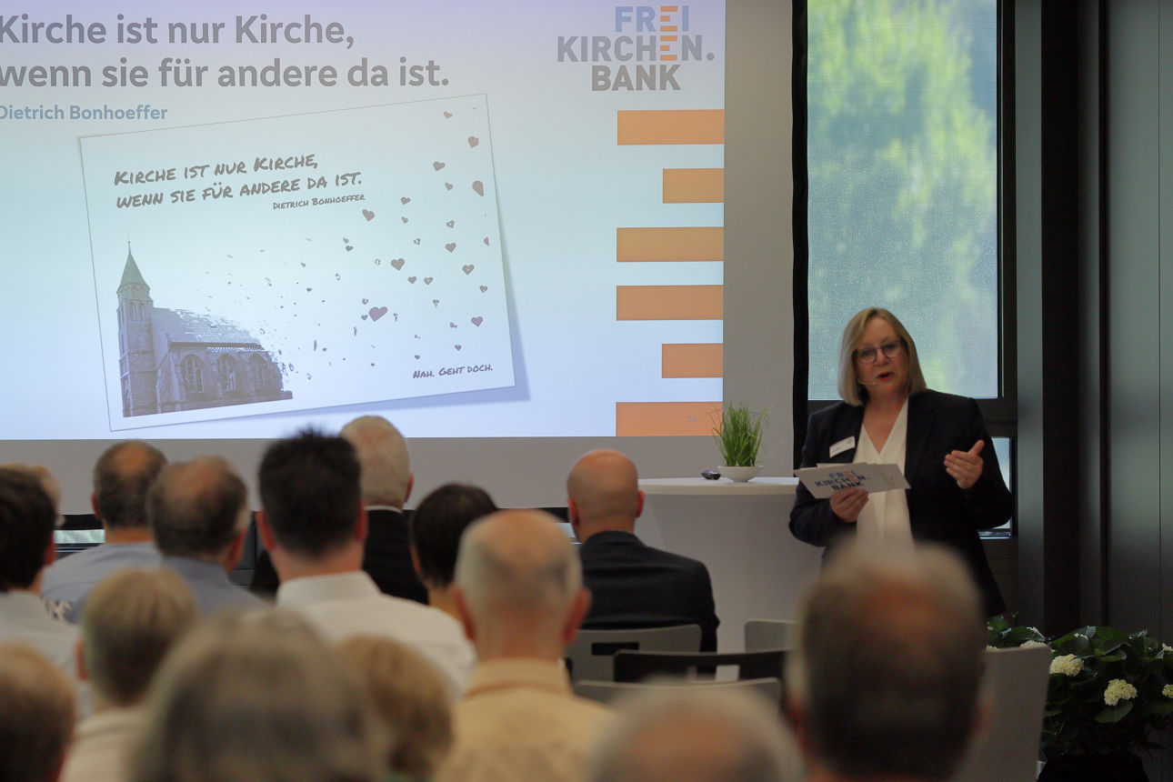 Personen bei der Generalversammlung der Freikirchen.Bank eG