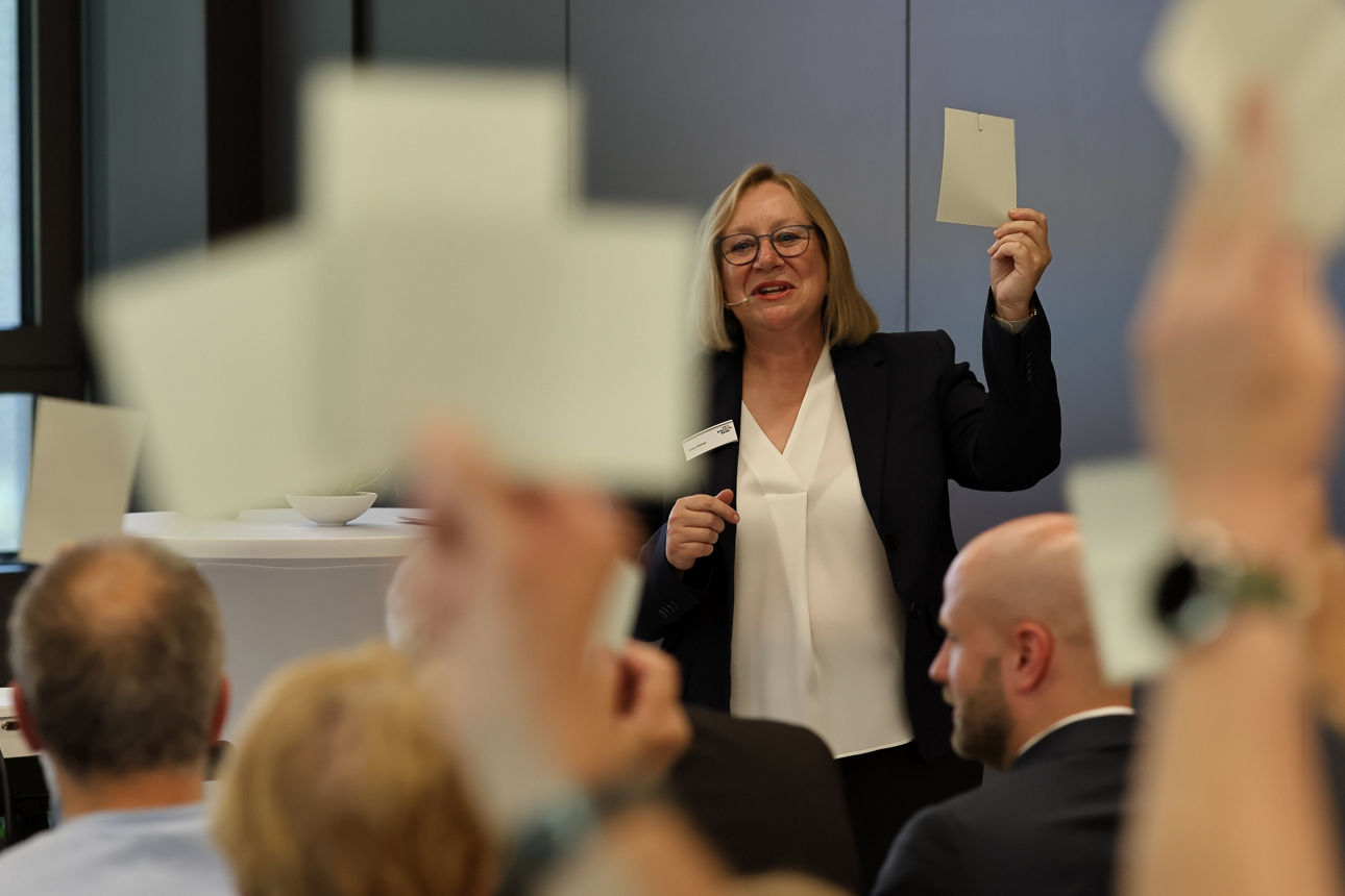 Personen bei Abstimmung bei der Generalversammlung der Freikirchen.Bank eG