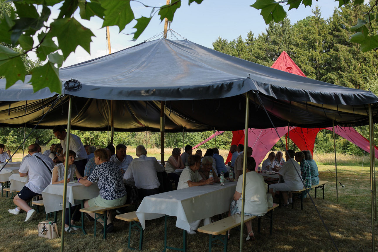 Personen beim Grillen nach der Generalversammlung der Freikirchen.Bank eG