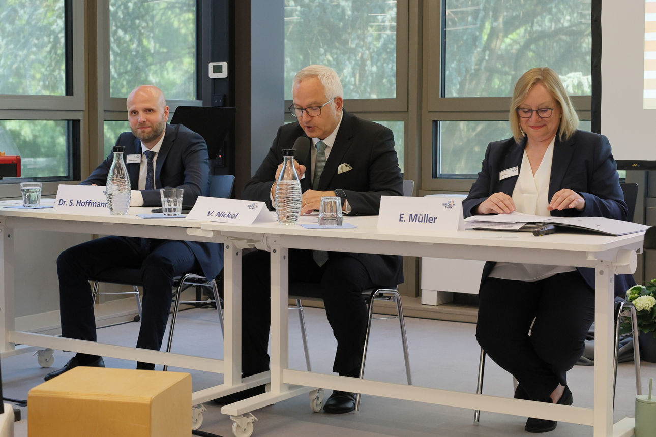 Personen bei der Generalversammlung der Freikirchen.Bank eG