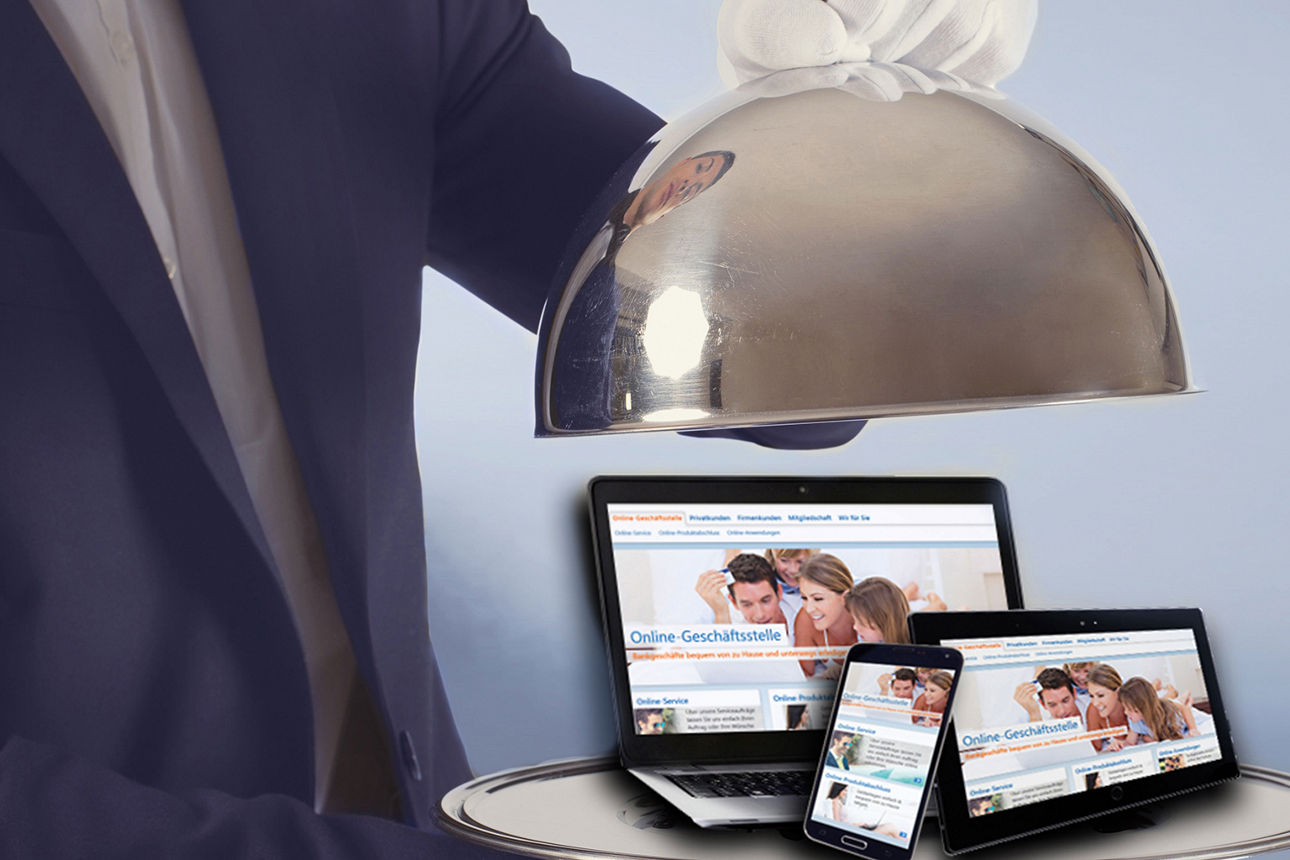 Butler hebt Haube hoch - darunter befinden sich ein Laptop, ein Smartphone und ein Tablet