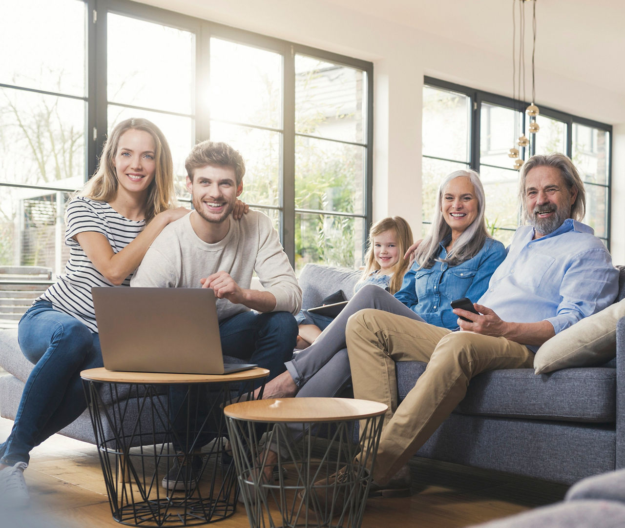 Familie auf dem Sofa