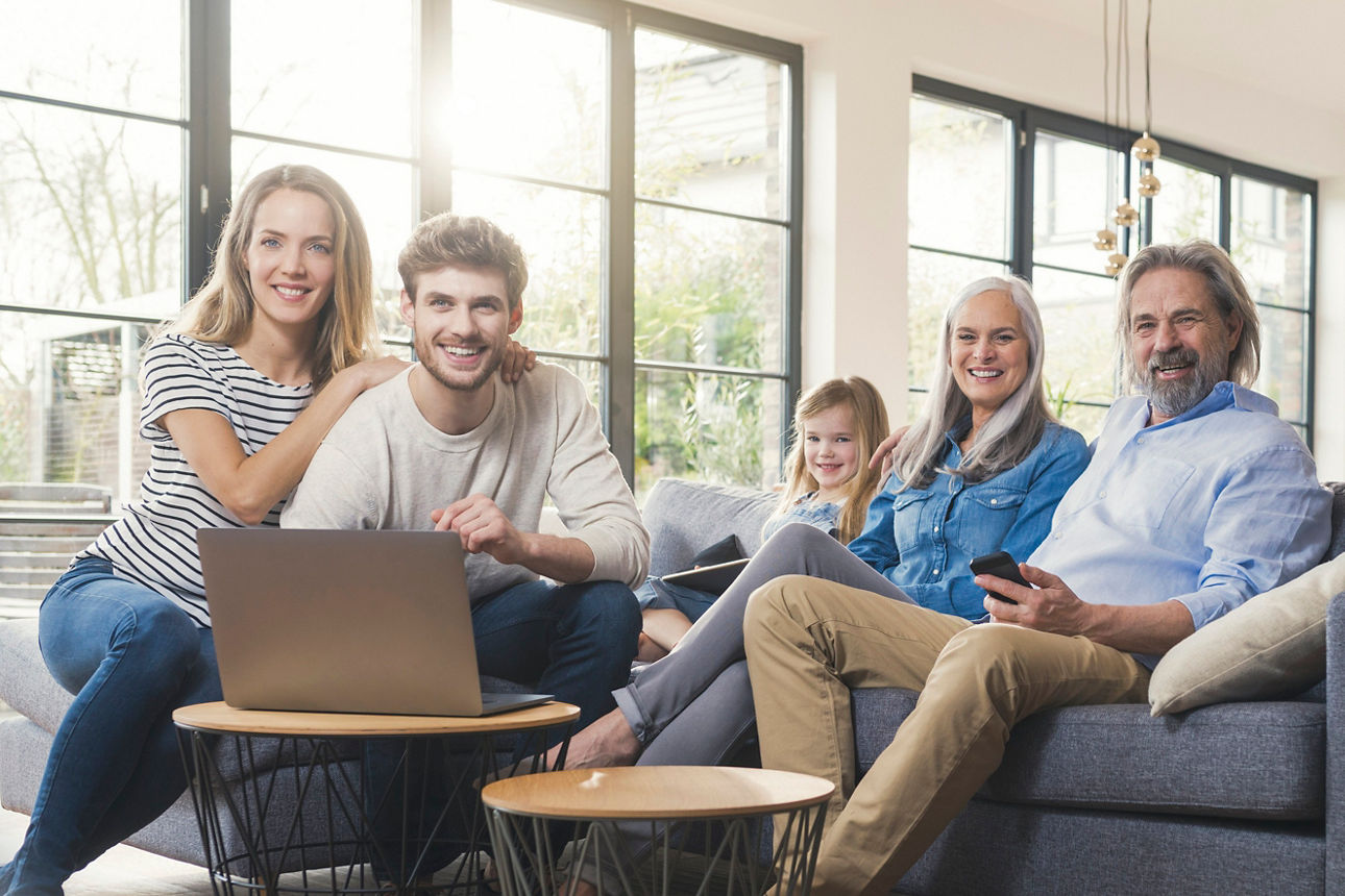 Familie auf dem Sofa