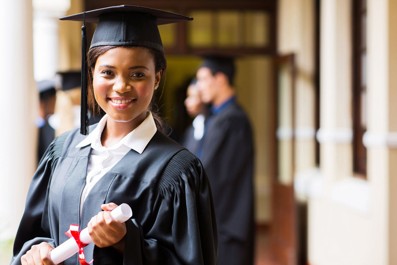 Weiblicher afrikanischer Universitätsabsolvent am Abschlusstag