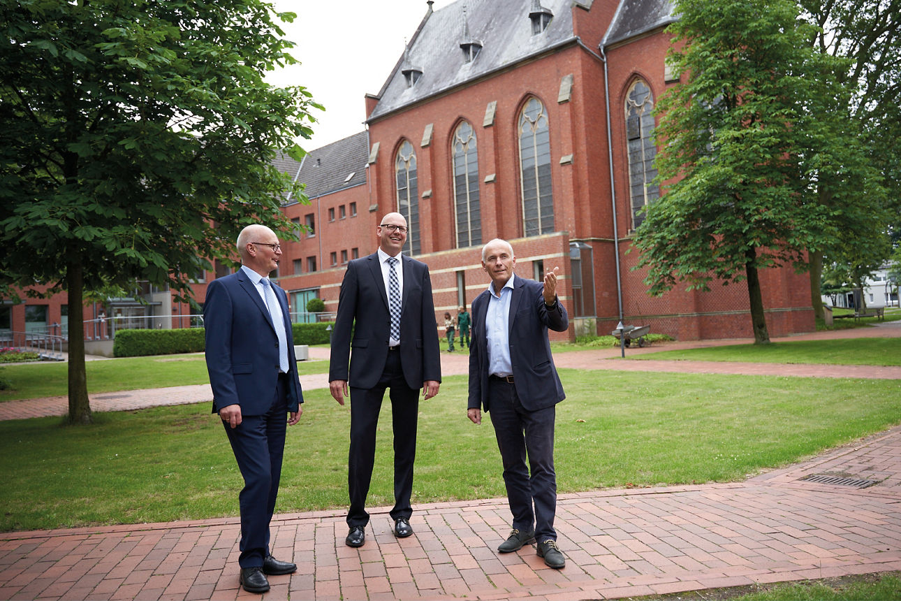 Männer stehen vor Gebäude