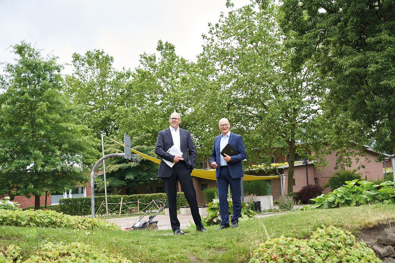 Zwei Männer auf einer Wiese