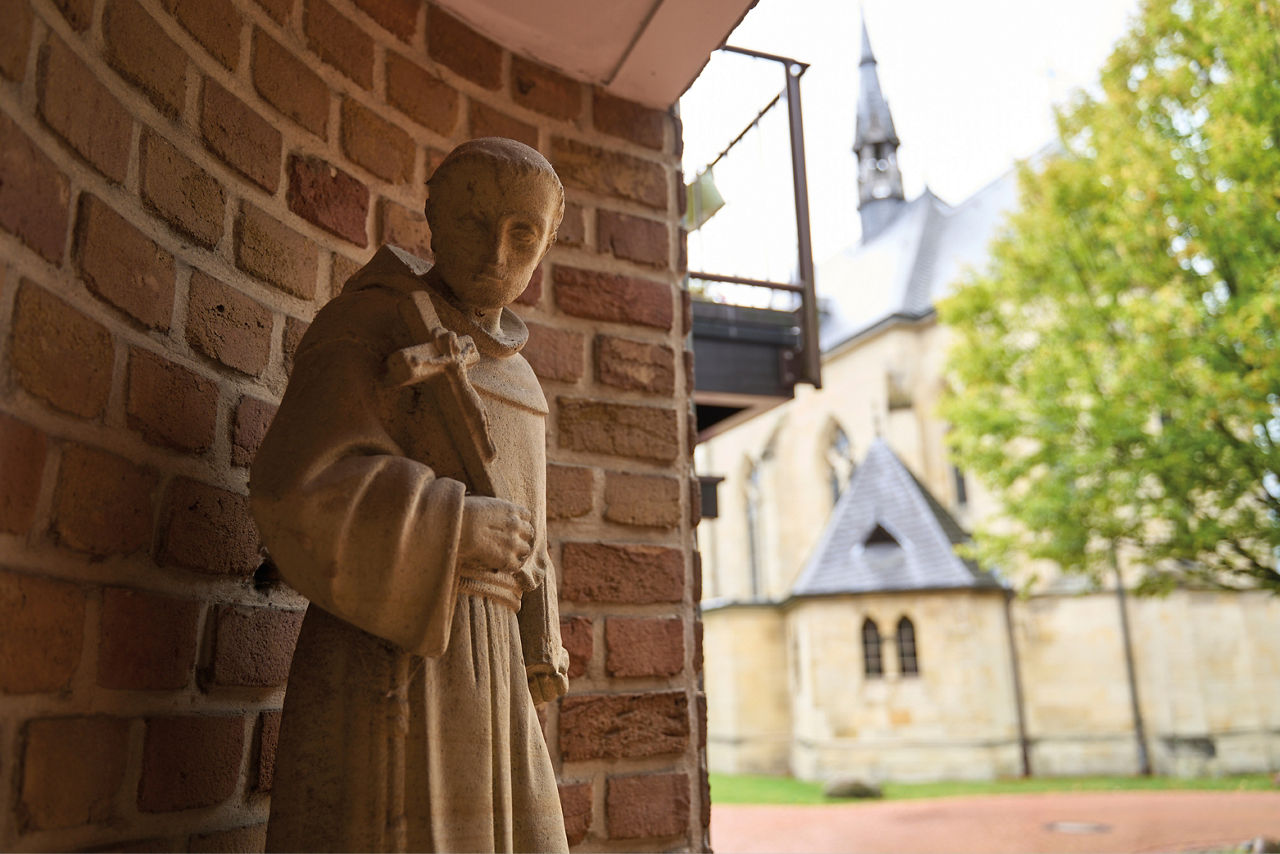 Kirchliche Statue vor Kirche