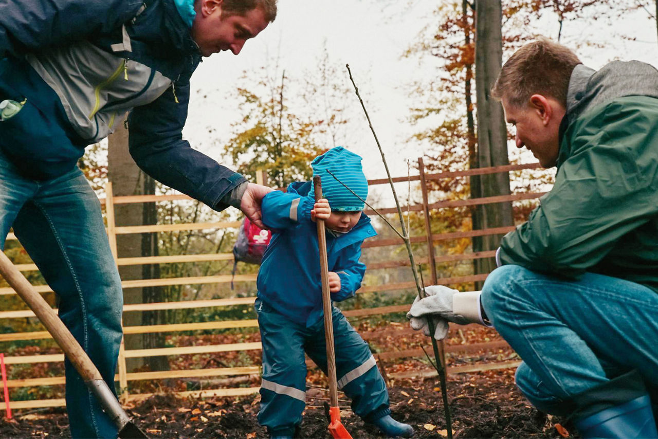 Zwei Männer und ein Kind beim schaufeln