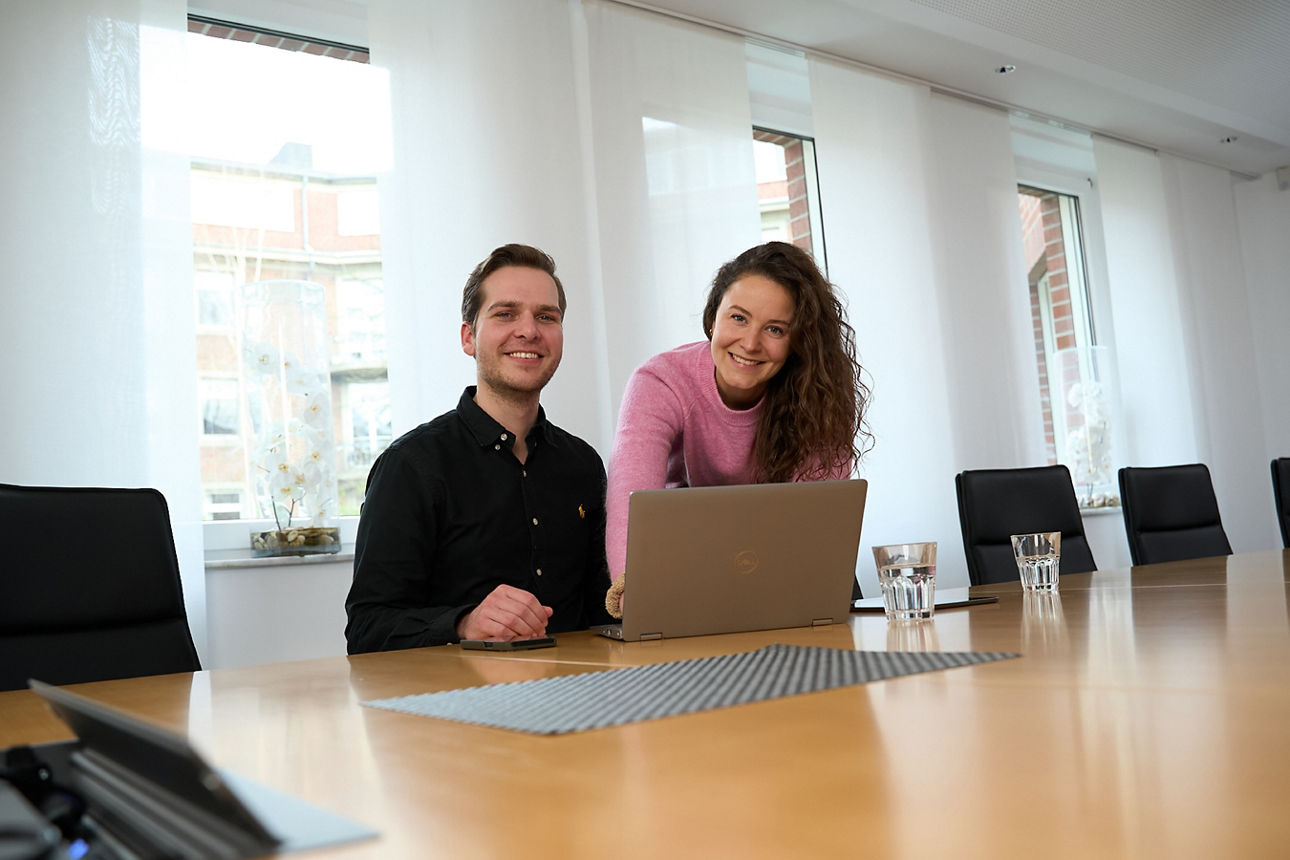 Übereinander gelegte Hände - Symbolbild Team