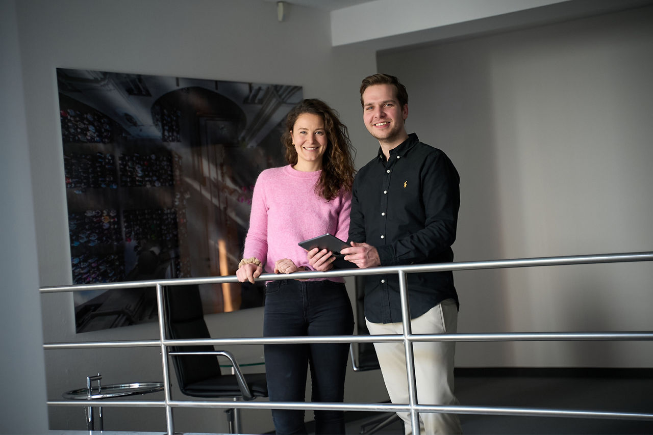 Zwei Männer und eine Frau in einem Meeting