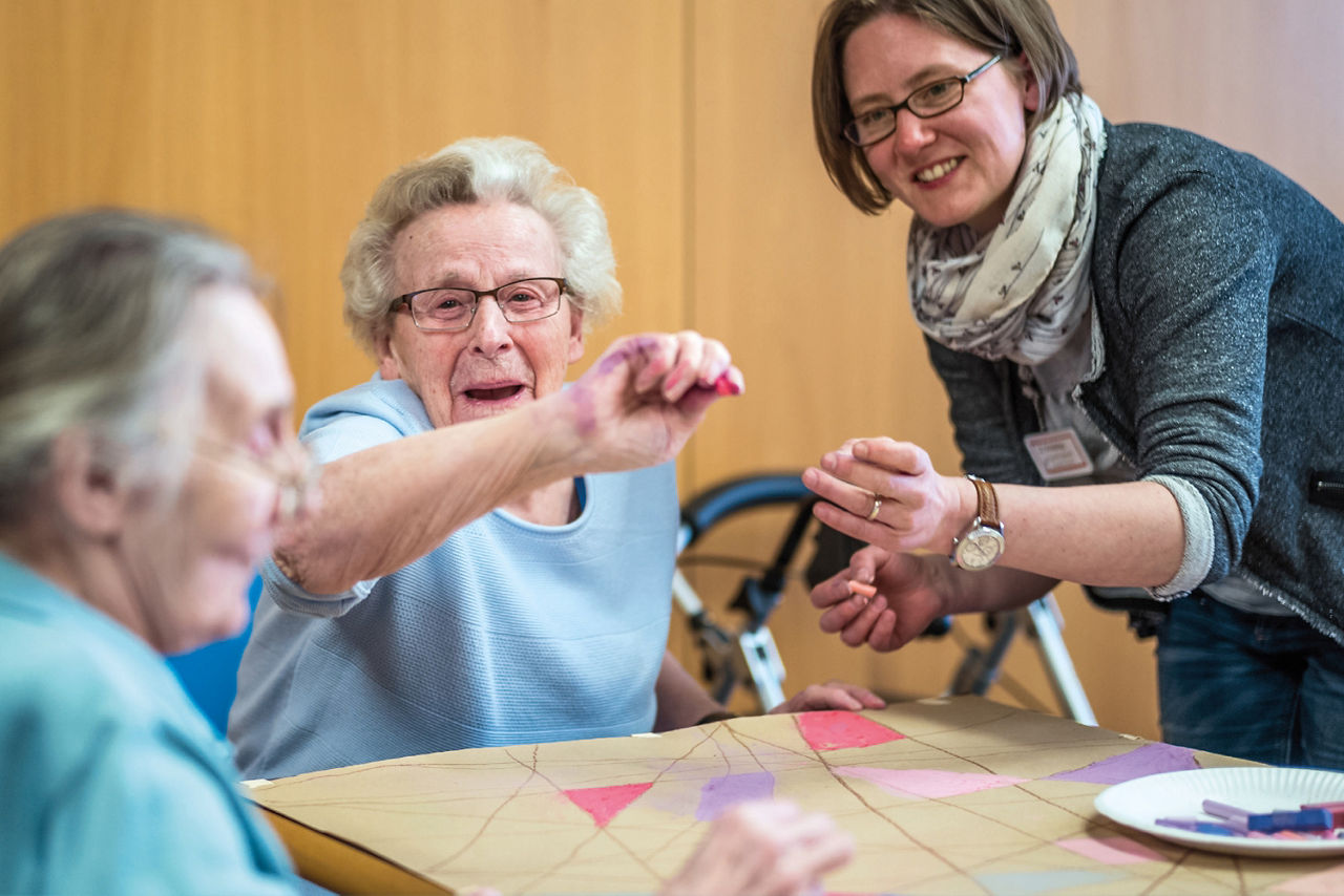Ältere Frauen lächeln in Kamera