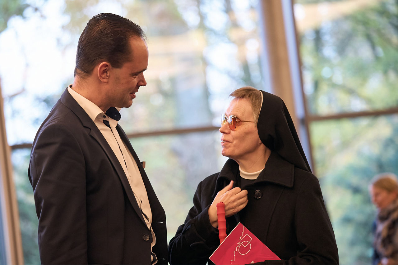 Mann mit Nonne