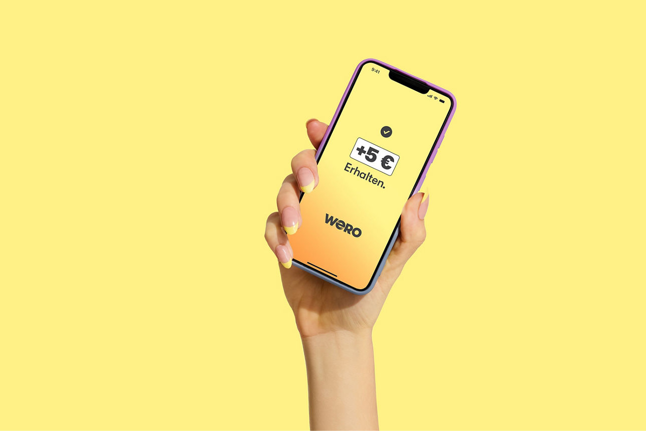 TestHand hält Handy mit WERO hoch