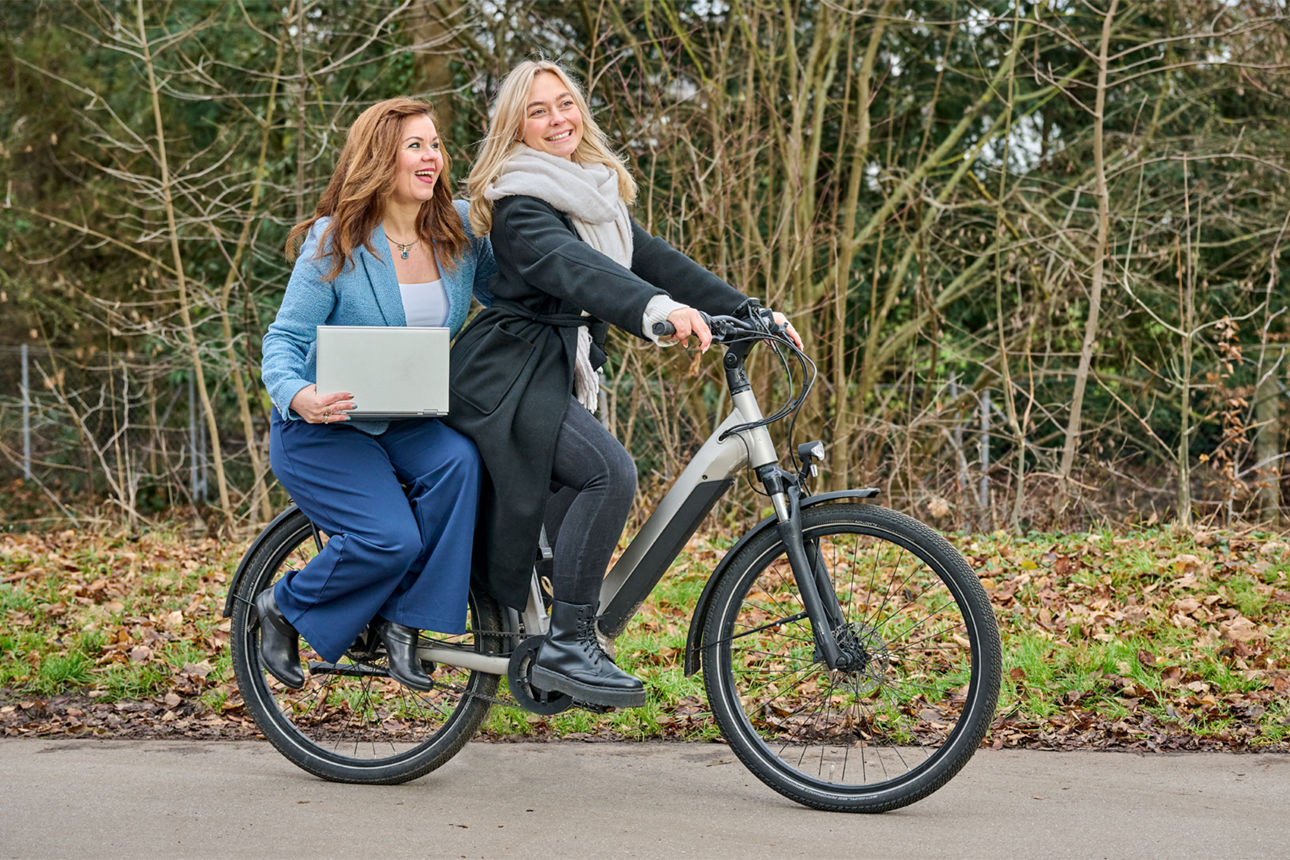 Zwei Frauen am Fahrrad