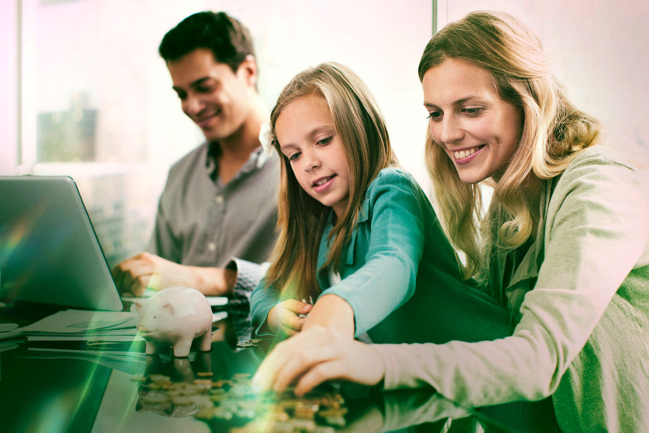 Glückliche Familie zählt Münzen auf Schreibtisch