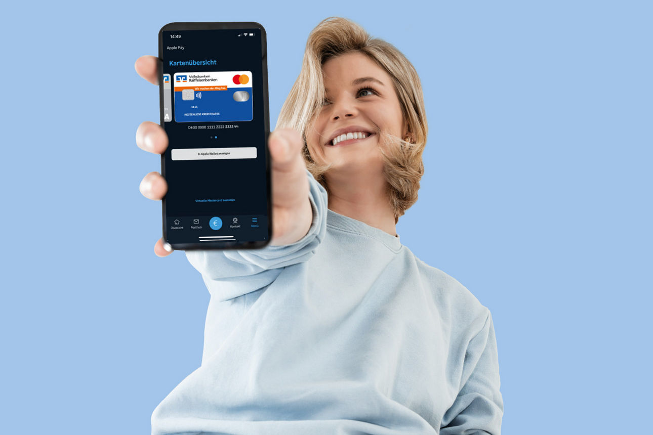 Zwei Jugendliche im Bus schauen auf ein Smartphone