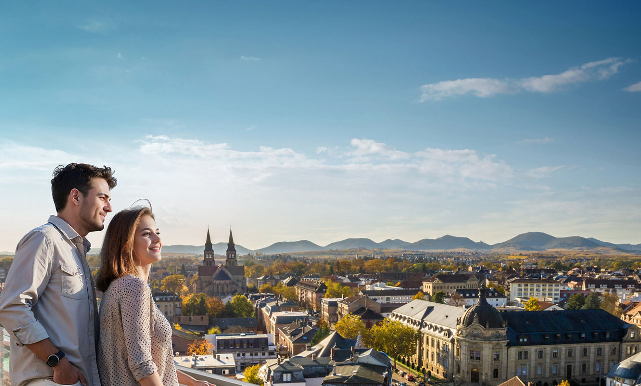 Ein Paar schaut über die Stadt Landau und ist zufrieden.