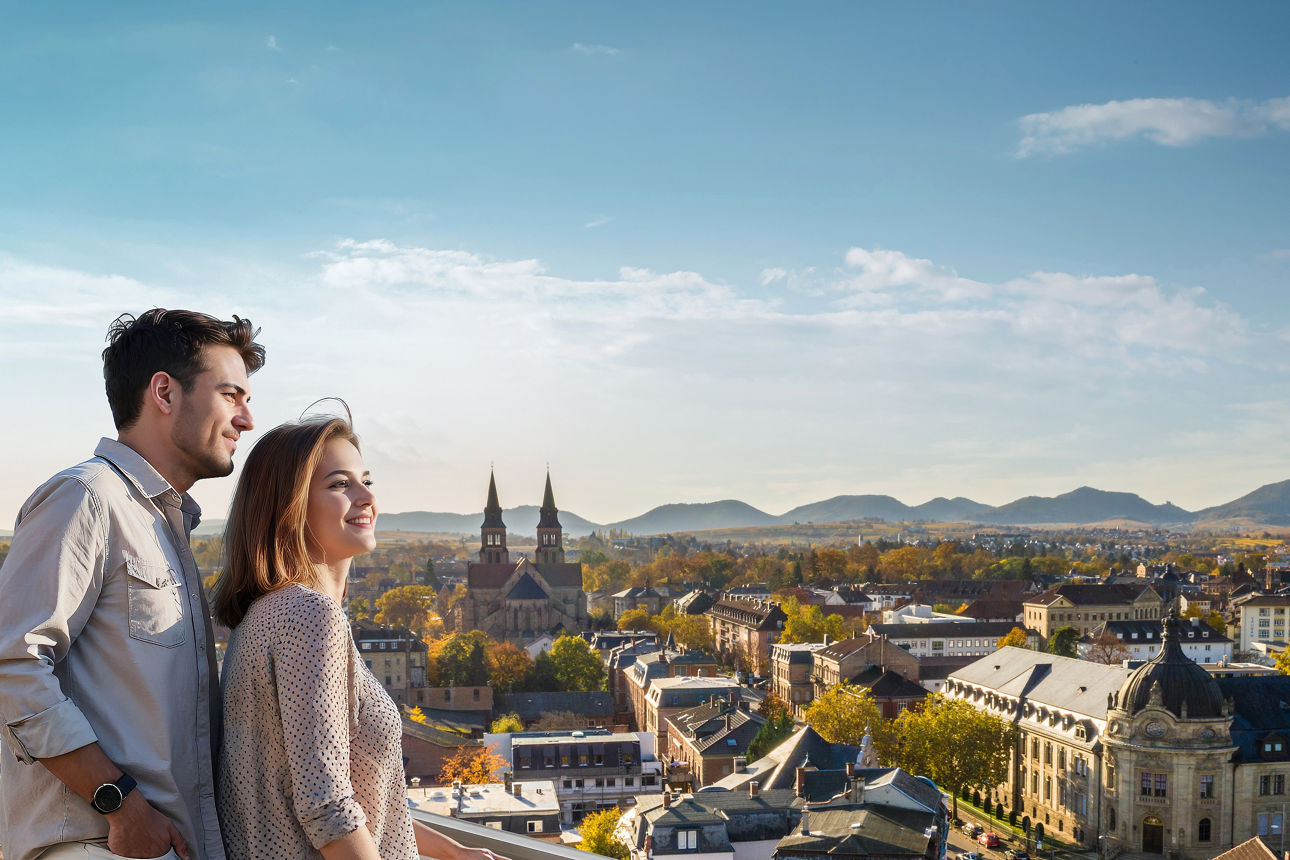 Ein Paar schaut über die Stadt Landau und ist zufrieden.