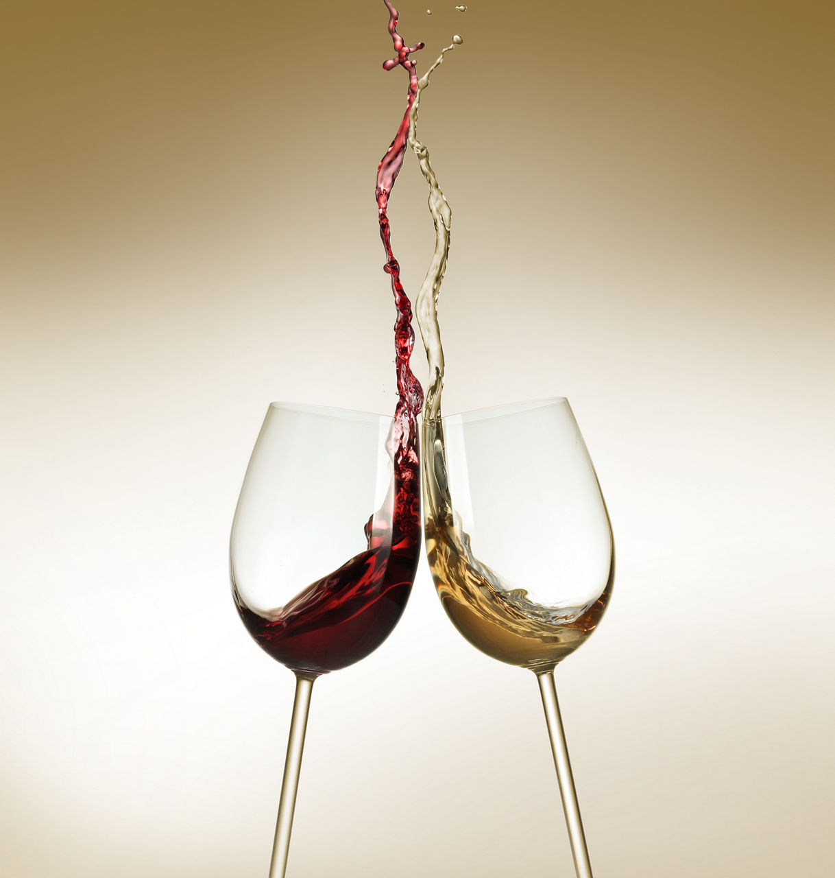Zwei Gläser gefüllt mit Rot- und Weißwein auf einem goldfarbenen Hintergrund