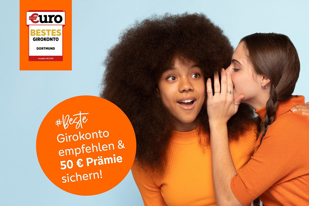 Eine Frau flüstert einer anderen Frau etwas ins Ohr