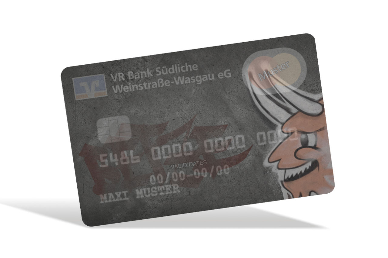 Graue Kreditkarte der VR Bank mit „BEtze“-Schriftzug im Hintergrund, Teufelsmotiv an der Seite und „Muster“-Beschriftung.