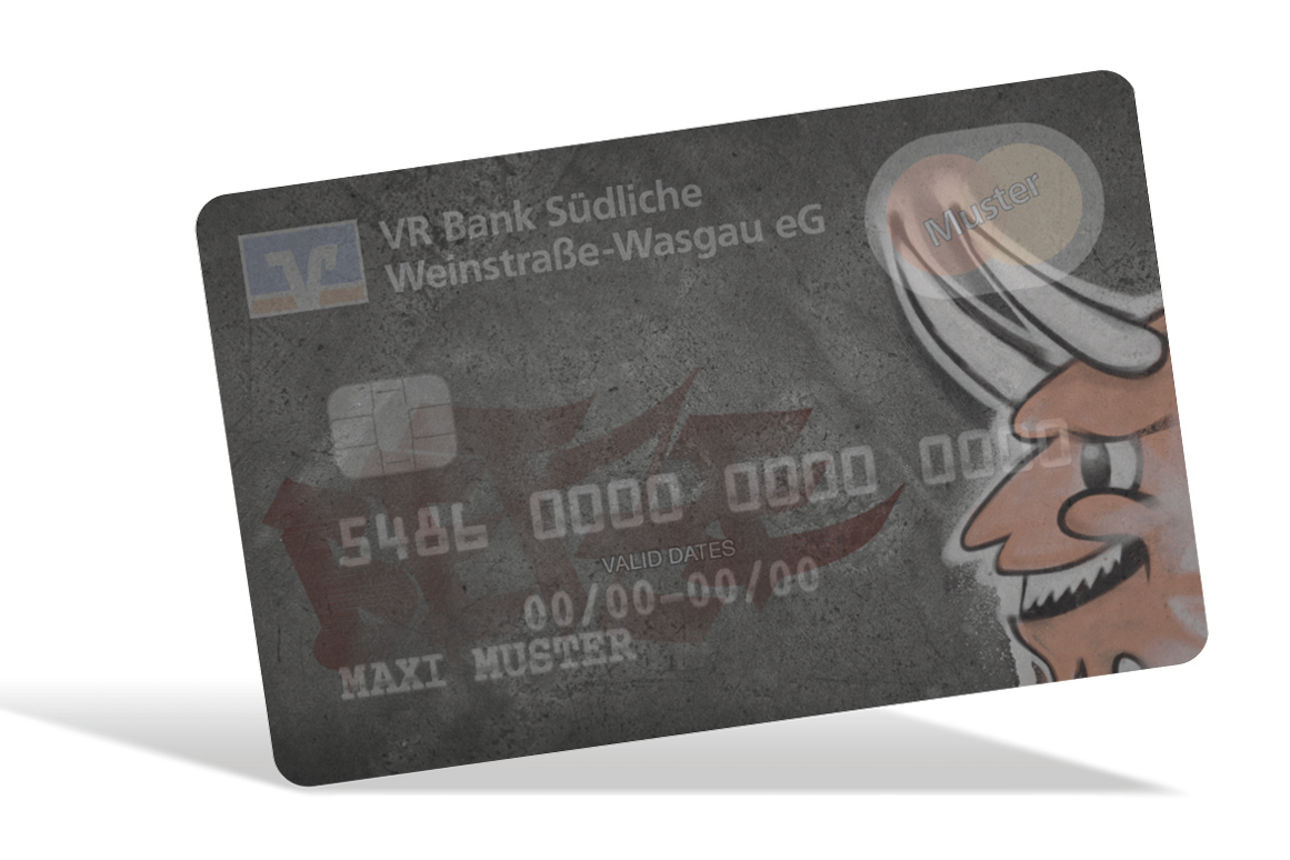 Graue Kreditkarte der VR Bank mit „BEtze“-Schriftzug im Hintergrund, Teufelsmotiv an der Seite und „Muster“-Beschriftung.