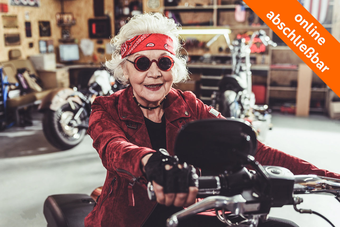 Coole ältere Frau mit Sonnenbrille auf Motorrad