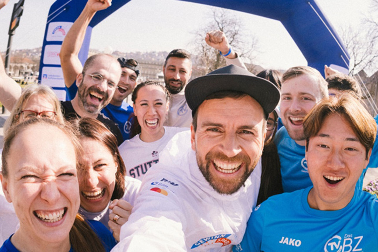 Jubelnde Läuferinnen und Läufer nach erfolgreichem Community Run und Zieleinlauf an der VR-Bank Ludwigsburg