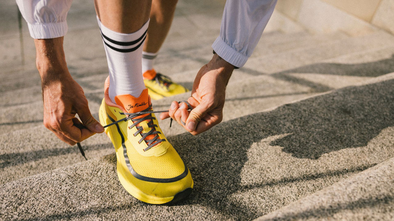 Auf dem Bild bindet sich ein Läufer seine Laufschuhe