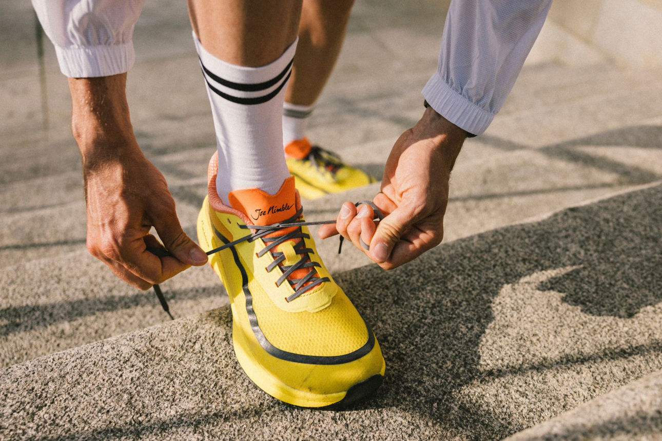 Auf dem Bild bindet sich ein Läufer seine Laufschuhe