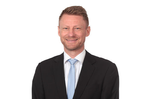 Freundlich lächelnder Mann im Anzug, unser stellvertretener Abteilungsleiter Unternehmensservice Bernhard Mrasek