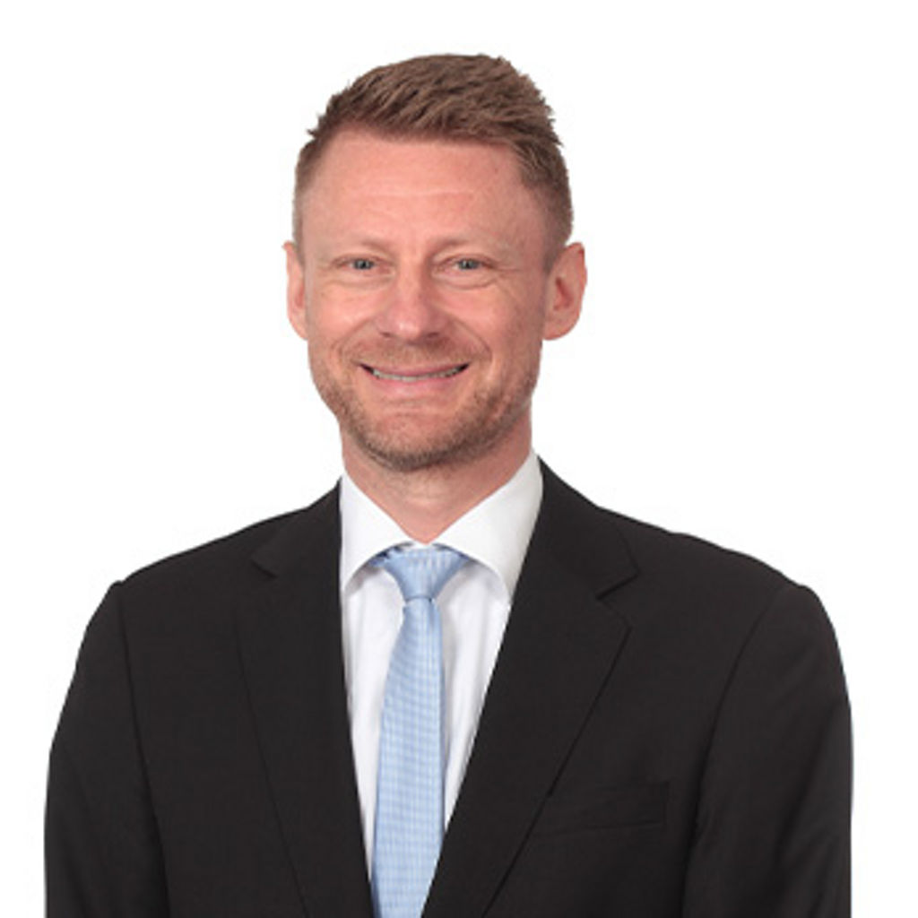 Freundlich lächelnder Mann im Anzug, unser stellv. Abteilungsleiter Unternehmensservice Bernhard Mrasek
