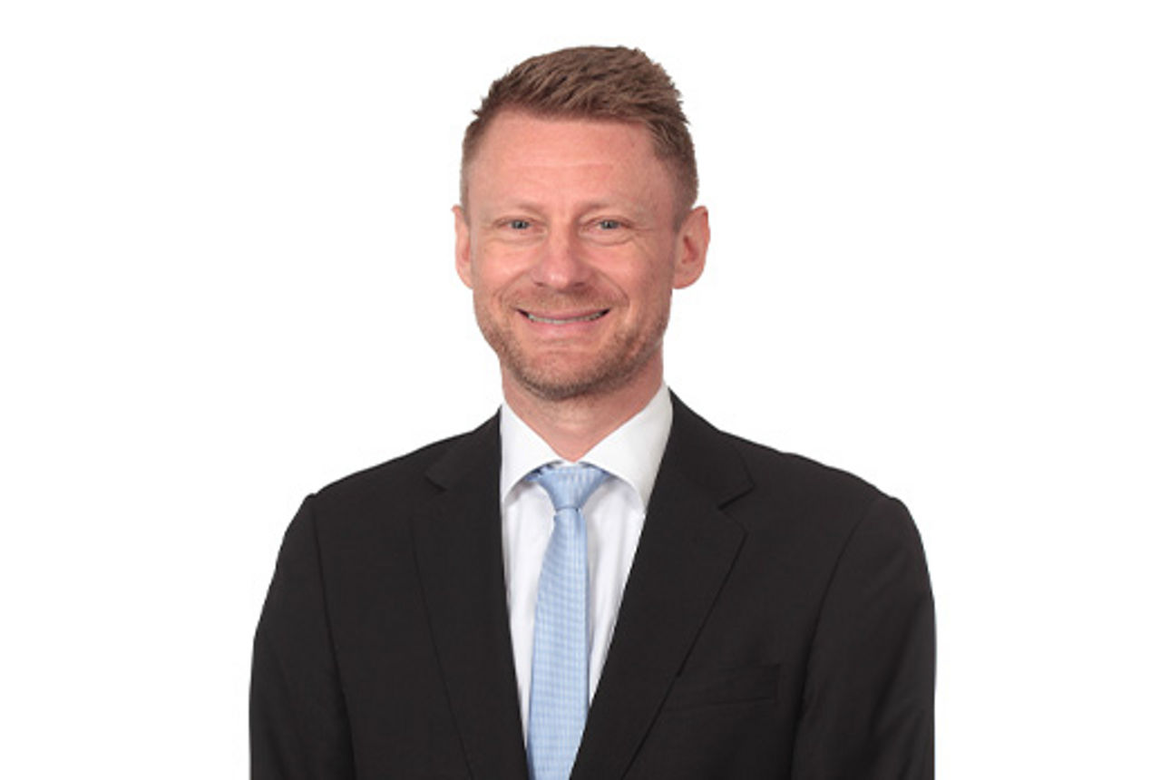 Freundlich lächelnder Mann im Anzug, unser stellvertretener Abteilungsleiter Unternehmensservice Bernhard Mrasek