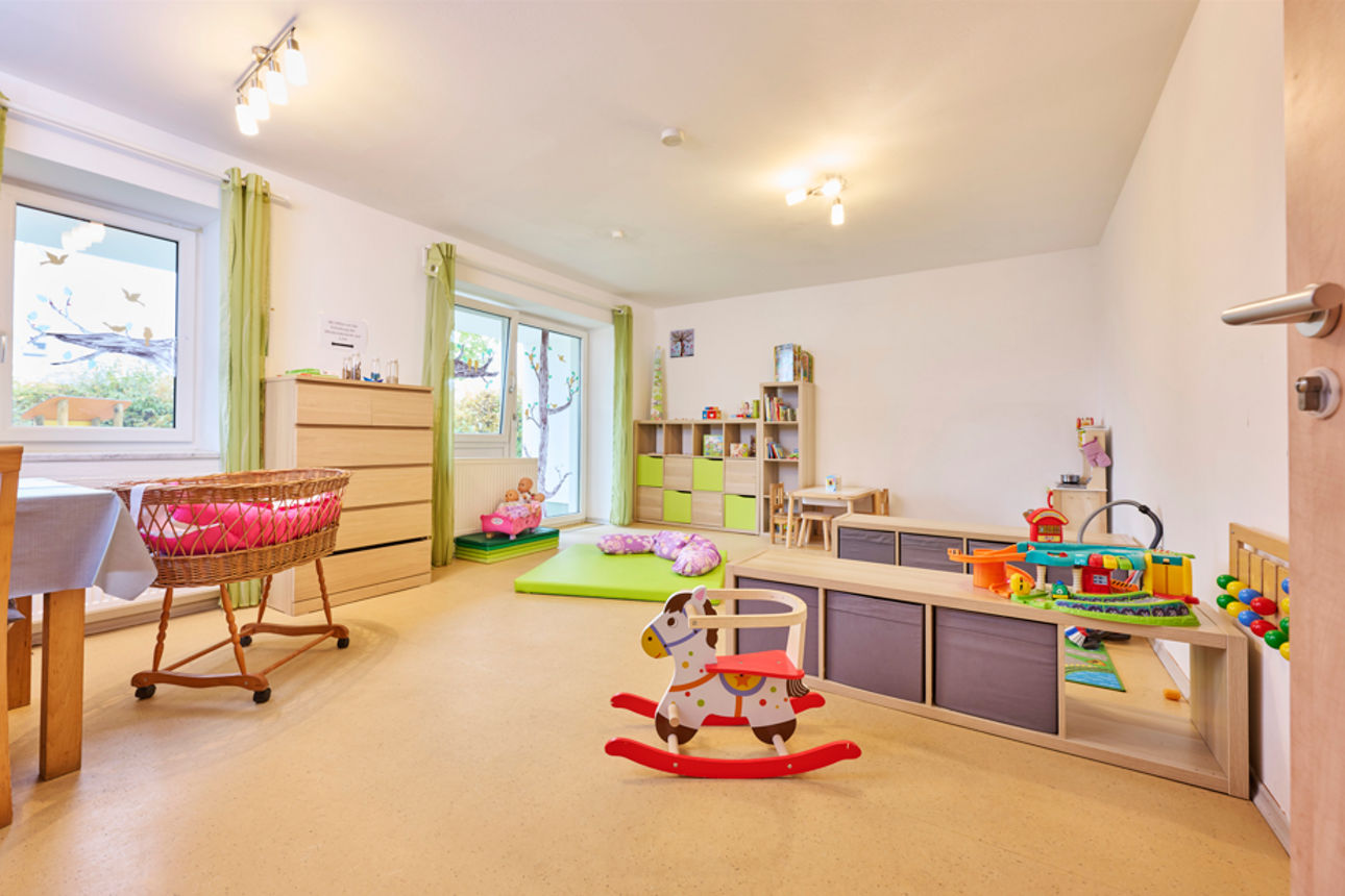 Ein Spielzimmer für Kinder mit Spielzeugen.