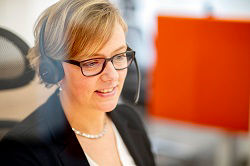 Frau am Telefon