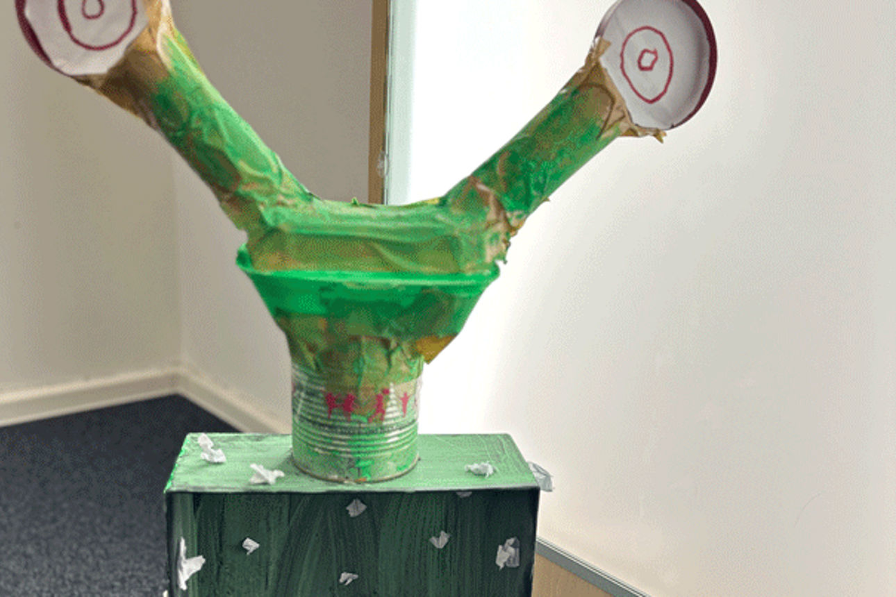 Abbildung Kunstwerk aus Müll
