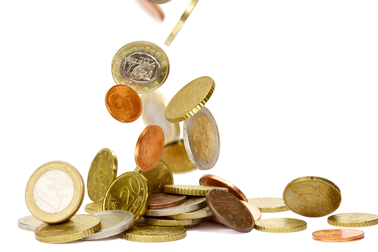 verschiedene Münzen auf einem kleinen Haufen