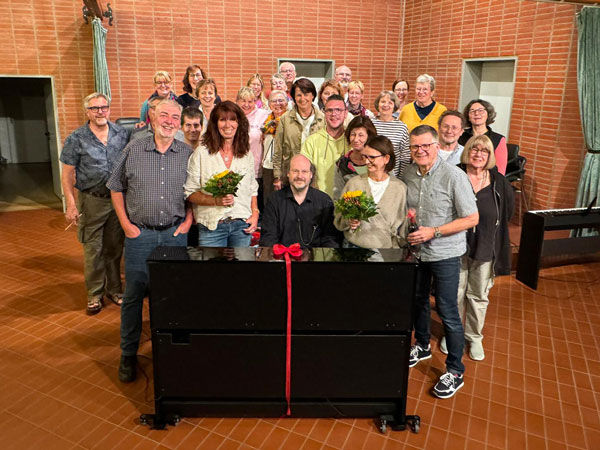 Der Chor Musenkuss mit dem neuen Piano