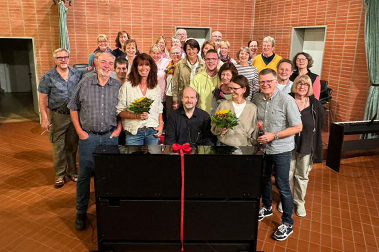 Der Chor Musenkuss mit dem neuen Piano