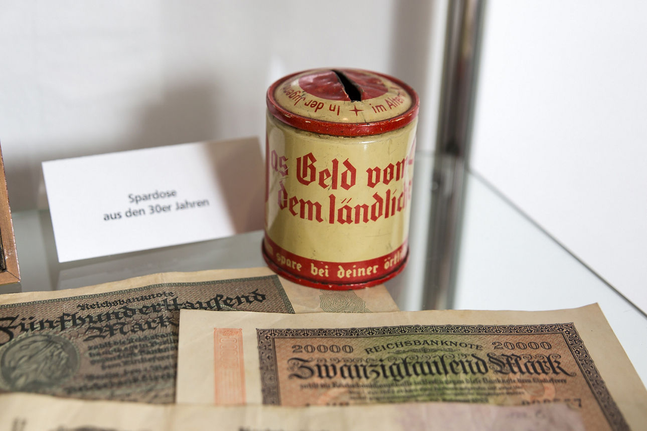 alte Spardose und alte Banknoten