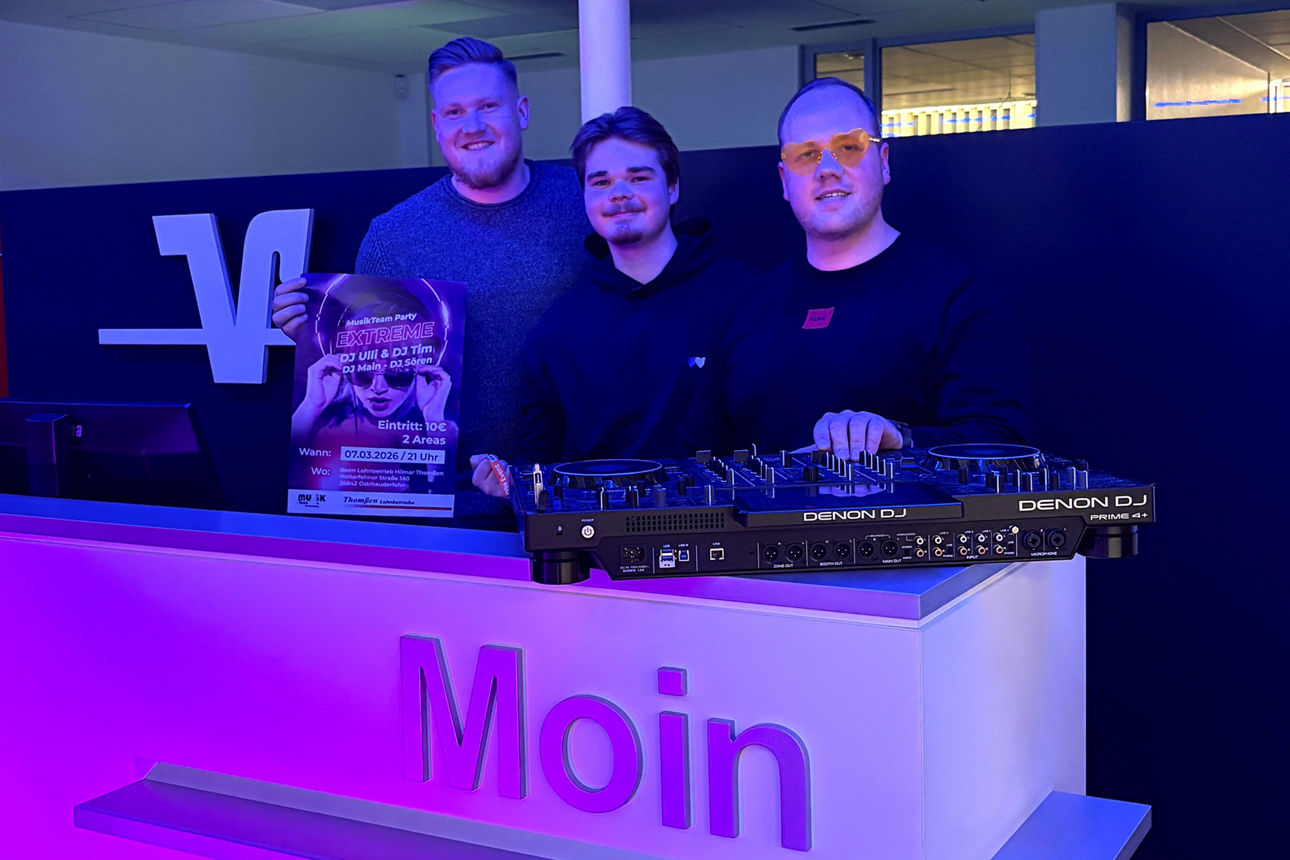 DJs Tim & Ulli stehen mit einem Mitarbeiter am Mischpult