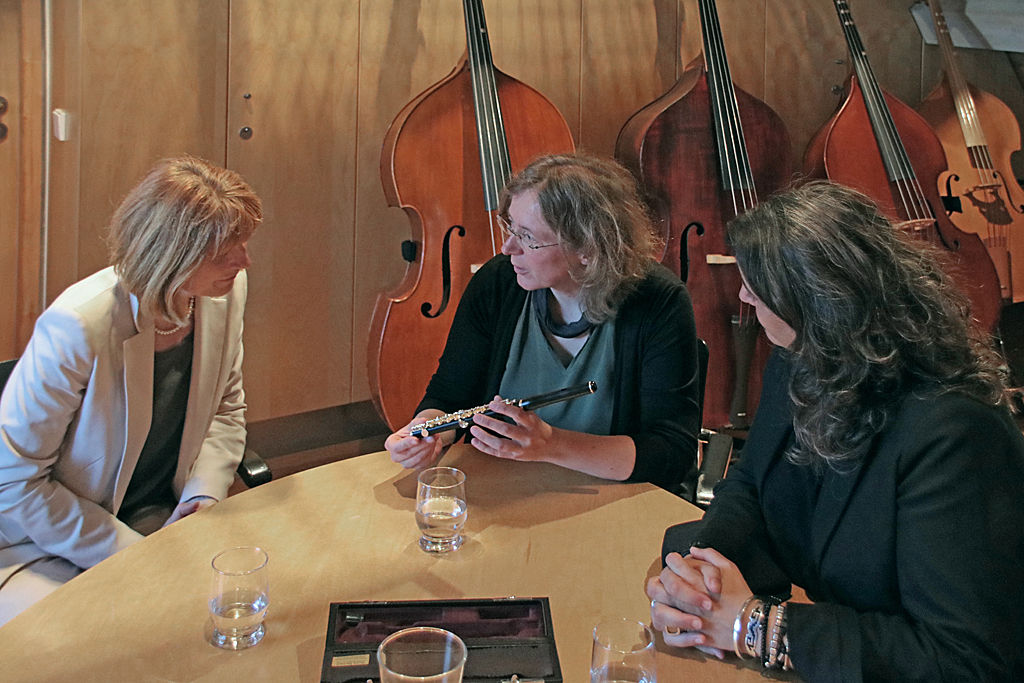 Beraterin und Lehrkräfte der Musikschule im Gespräch